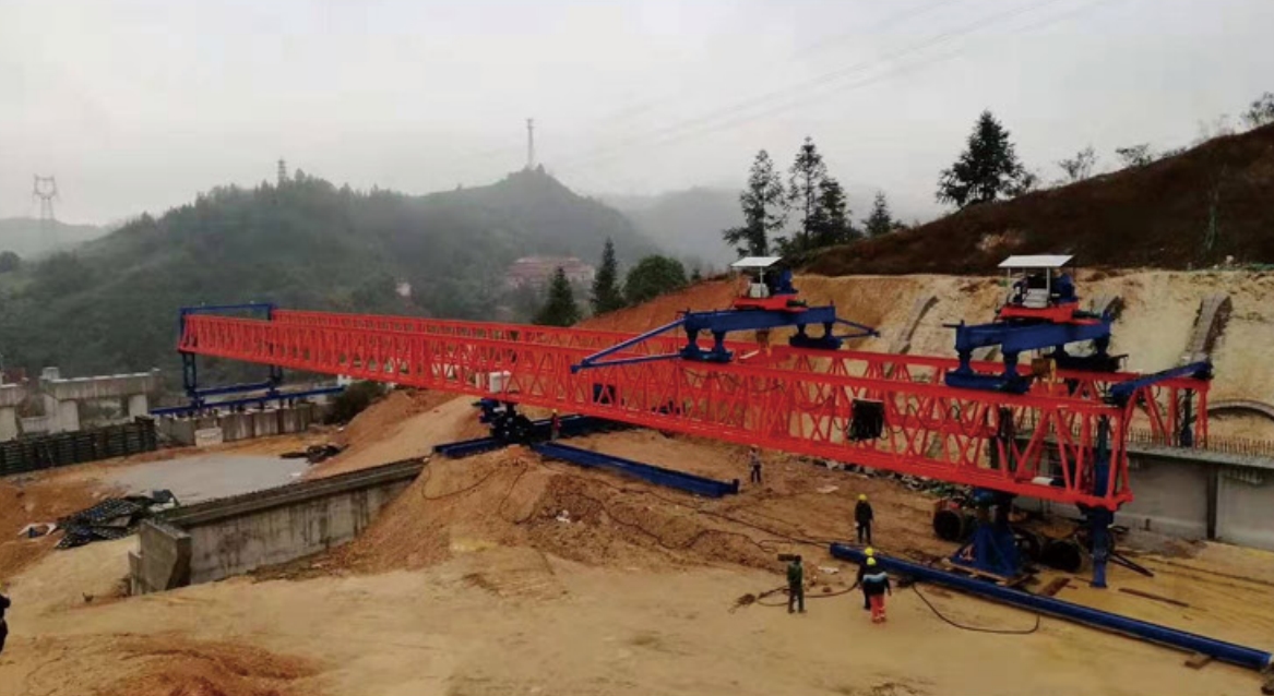 浙江鼎盛萍连(萍乡-莲花县)高速七标40/200吨架桥机安装完毕
