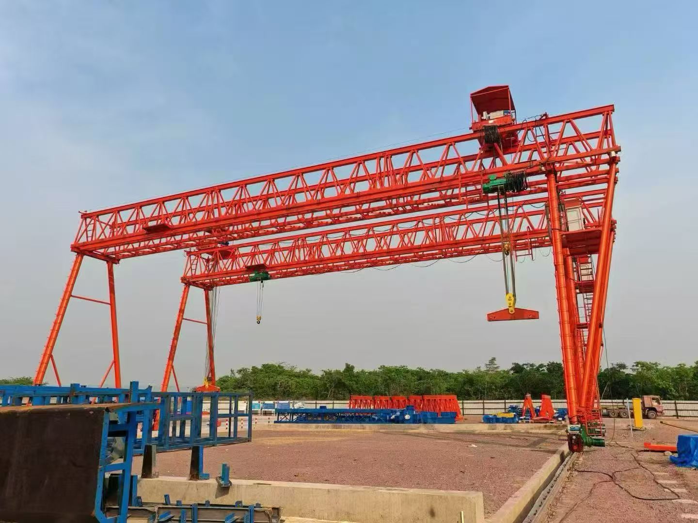 非洲刚果金 中铁八局海外公司 新东方起重机集团两台80吨龙门吊安装调试完成 等待验收