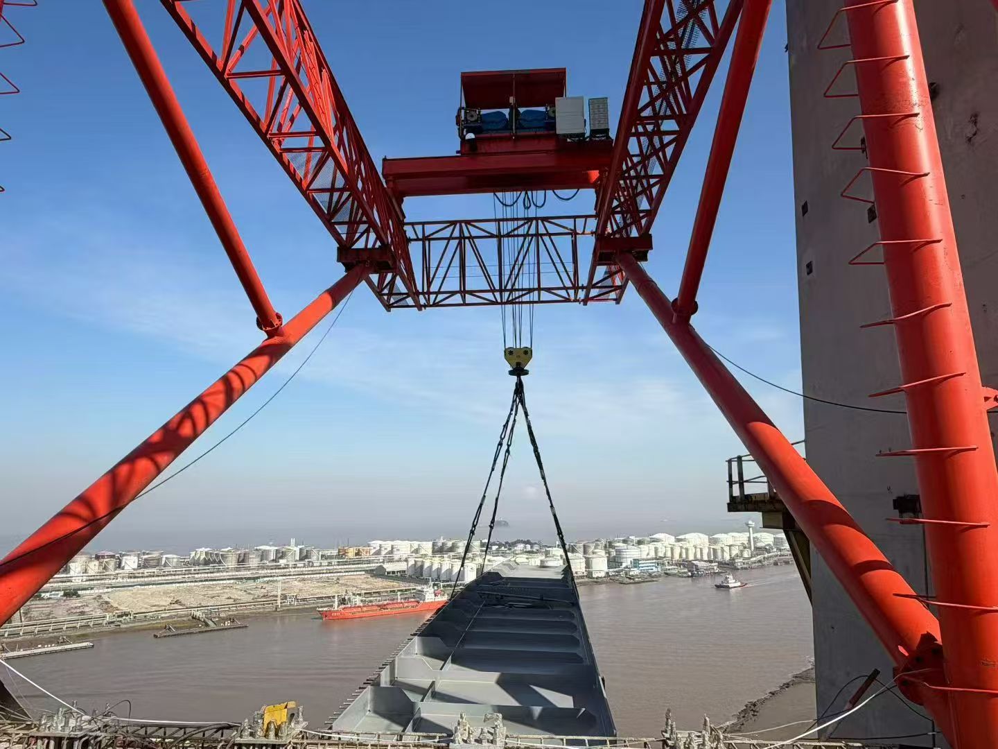 新东方制造80T固定式提梁机跨度32+20M，起升高度桥面下70米，助力杭甬高速